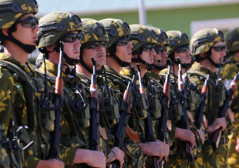 Chi tiêu quân sự của hai quốc gia cũng gần tương đương nhau. Cụ thể, số liệu của Global Fire Power cho thấy, Kyrgyzstan có chi tiêu quân sự 116 triệu USD mỗi năm, trong đó ngân sách quốc phòng của quân đội Tajikistan là 90 triệu USD.