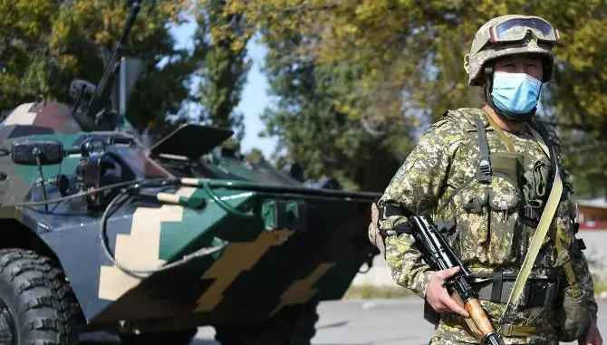 Dù có dân số ít hơn, tuy nhiên quân đội Kyrgyzstan hiện đang có lực lượng thường trực lên tới 12.000 lính. Trong khi đó, con số này với Tajikistan chỉ là 9500 lính. Điểm đặc biệt là cả hai quốc gia này đều không có quân dự bị.