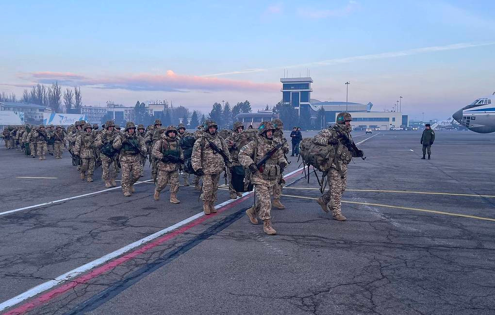 Tajikistan sở hữu ít nhất 4 máy bay huấn luyện, 20 trực thăng các loại trong đó có 6 trực thăng vũ trang. Trong khi đó Kyrgyzstan chỉ có 6 trực thăng, trong đó có 2 trực thăng tấn công và hoàn toàn không sở hữu máy bay cánh bằng quân sự chuyên dụng.