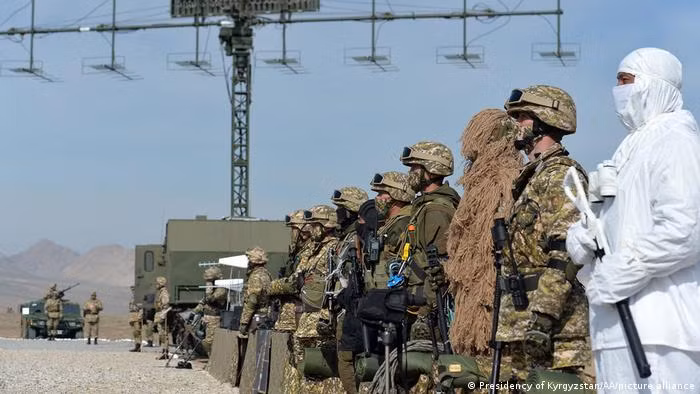 Theo bảng xếp hạng quân sự được Global Fire Power thống kê năm 2022, Kyrgyzstan và Tajikistan là hai quốc gia có thức bậc quân sự khá sát nhau, lần lượt xếp vị trí 90 và 111 trên tổng số 142 quốc gia được xếp hạng.