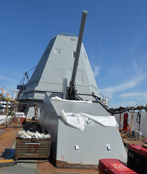 Hệ thống pháo 155mm trên Zumwalt được hoạt động độc lập và tự động hoàn toàn, bao gồm cả quá trình nạp đạn. Theo thiết kế, tổng cộng kho chứa đạn phục vụ cho việc nạp tự động của cả hai khẩu pháo có sức chứa tới 750 viên đạn pháo loại 155mm.