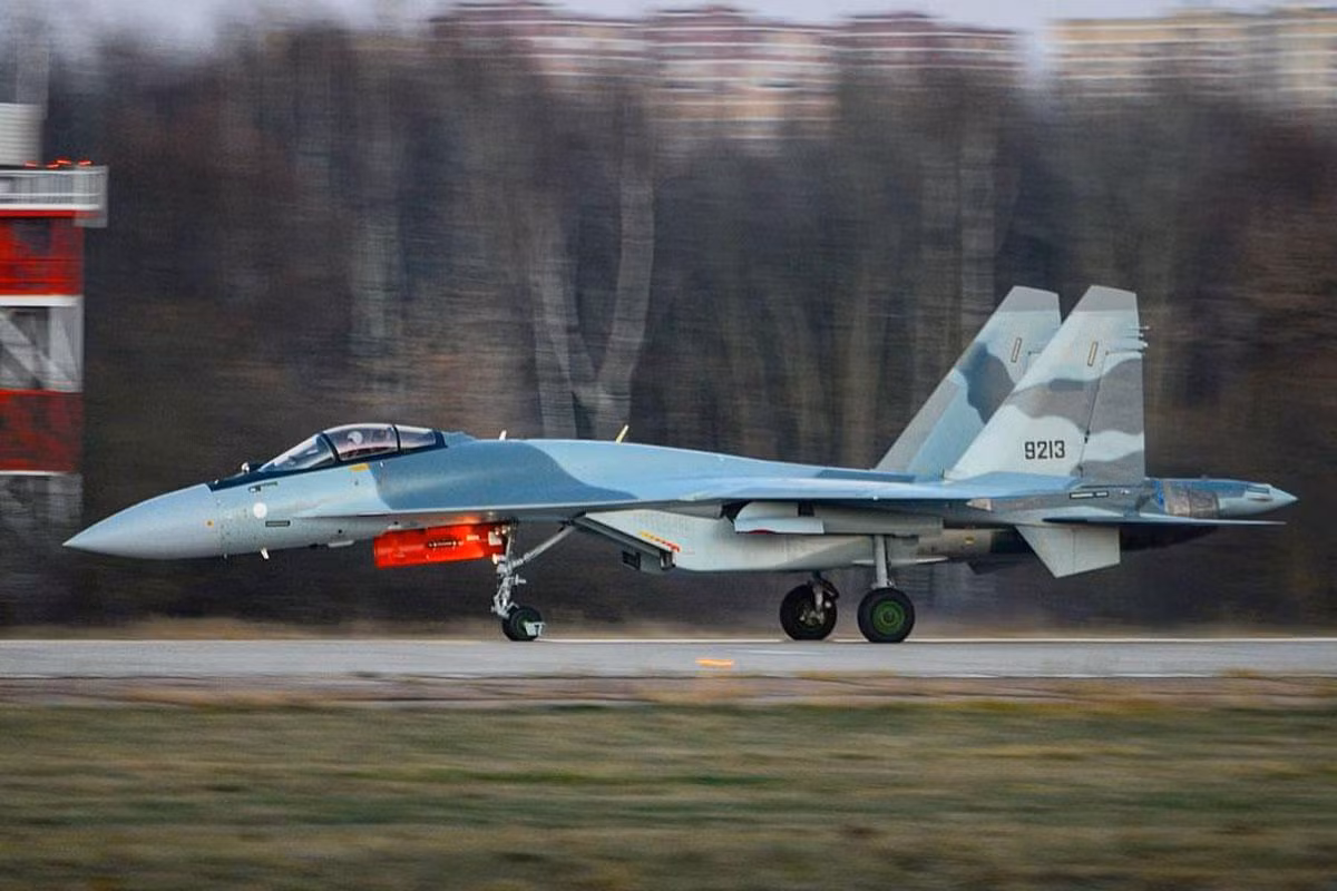Su-35 còn nổi tiếng ở khả năng vận động cực kỳ linh hoạt, bất chấp nó là một chiến đấu cơ hạng nặng với kích thước rất lớn, điều này đạt được là nhờ động cơ kiểm soát vector lực đẩy 3 chiều (3D TVC) AL-41F1S tối tân.