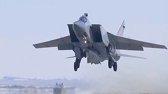 Tổng tham mưu trưởng quân đội Nga, tướng Valery Gerasimov cho biết: “máy bay MiG-31K trang bị tên lửa Kinzhal đã được diễn tập ở Bắc cực. Như vậy, Lực lượng không quân vũ trụ Nga đã thực hành sử dụng tên lửa siêu thanh Kinzhal ở các điều kiện thời tiết khác nhau”.