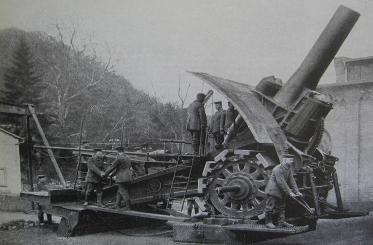 Và cũng từ đây khái niệm về những khẩu siêu pháo cũng xuất hiện với trọng lượng hàng chục tấn và có cỡ nòng lên tới 300mm điển hình trong số đó là những khẩu pháo của Đức. Ngày nay pháo binh vẫn đóng vai trò quan trọng trên chiến trường nhưng ở nhiều cấp độ khác nhau và nó không còn đơn thuần chỉ là những khẩu pháo bắn đạn thông thường mà còn bao gồm cả đạn có động cơ trợ lực với tầm bắn lên tới hàng trăm km.