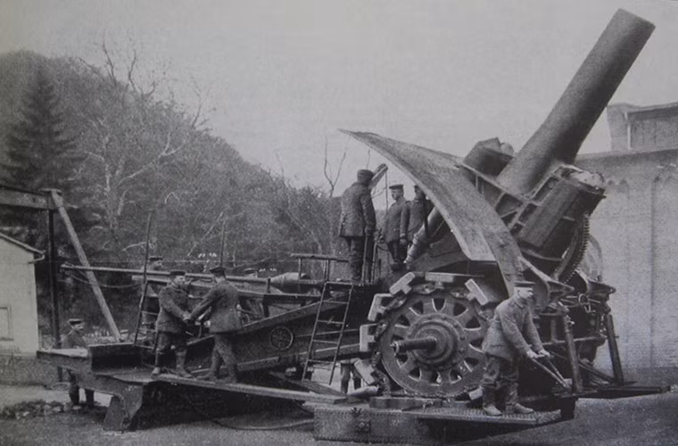 Và cũng từ đây khái niệm về những khẩu siêu pháo cũng xuất hiện với trọng lượng hàng chục tấn và có cỡ nòng lên tới 300mm điển hình trong số đó là những khẩu pháo của Đức. Ngày nay pháo binh vẫn đóng vai trò quan trọng trên chiến trường nhưng ở nhiều cấp độ khác nhau và nó không còn đơn thuần chỉ là những khẩu pháo bắn đạn thông thường mà còn bao gồm cả đạn có động cơ trợ lực với tầm bắn lên tới hàng trăm km.