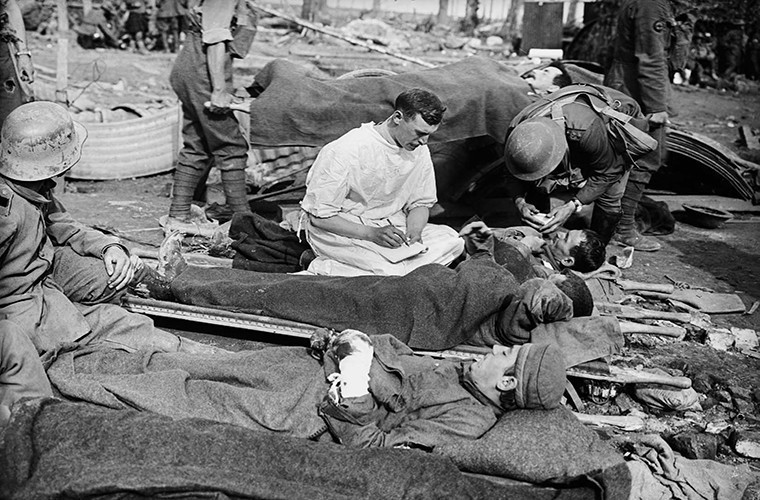 Phát minh thứ hai trong Chiến tranh Thế giới thứ 1 làm thay đổi bộ mặt của chiến tranh không phải là một loại vũ khí giết người mà lại là cứu người - đó chính là phẫu thuật tái tạo. Sự xuất hiện của nó về cơ bản đã cứu sống hàng ngàn hoặc hàng trăm ngàn binh sĩ lẫn dân thường bị thương tật do bom đạn và trao cho họ một cơ hội mới.