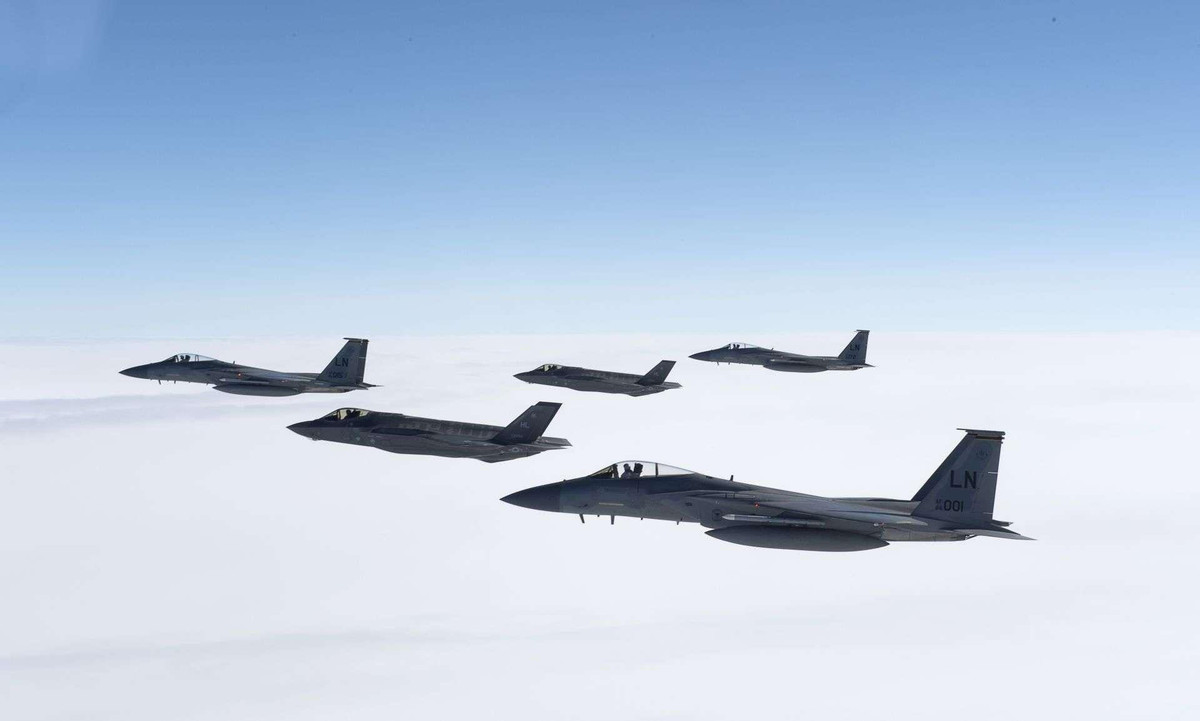 Ông Larson nhớ lại: "Vũ khí hạt nhân chiến thuật của Mỹ được triển khai trên lãnh thổ Đức (cũng như ở một số nước NATO châu Âu khác), sau khi Chiến tranh Lạnh kết thúc, Washington vẫn không rút chúng về nước".