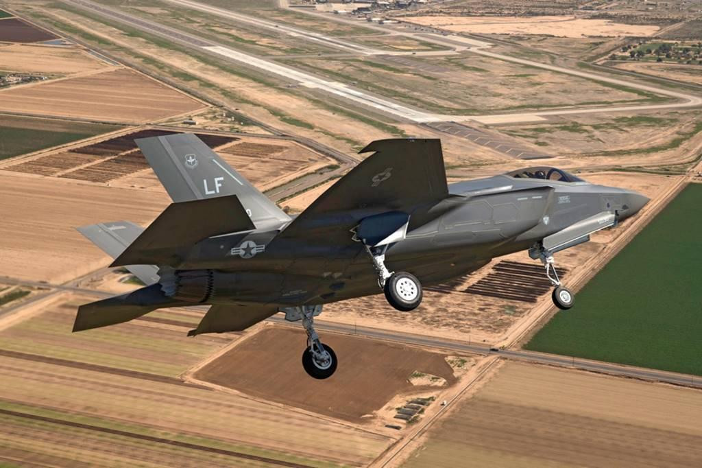 “F-35 sẽ vẫn được sản xuất trong tương lai gần. Nhiều nước láng giềng của Đức và các đồng minh NATO đã mua hoặc sẽ sớm vận hành loại máy bay này", tác giả bài báo nói. "Điều này sẽ có tác dụng đối với việc tăng cường tương tác trong Liên minh".
