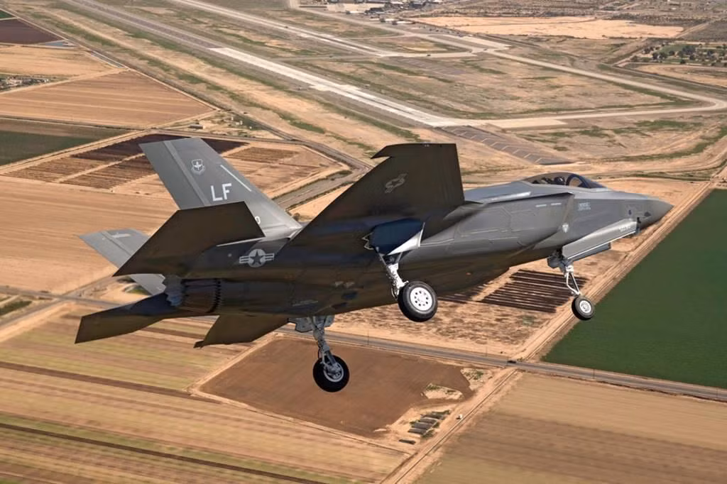 “F-35 sẽ vẫn được sản xuất trong tương lai gần. Nhiều nước láng giềng của Đức và các đồng minh NATO đã mua hoặc sẽ sớm vận hành loại máy bay này", tác giả bài báo nói. "Điều này sẽ có tác dụng đối với việc tăng cường tương tác trong Liên minh".