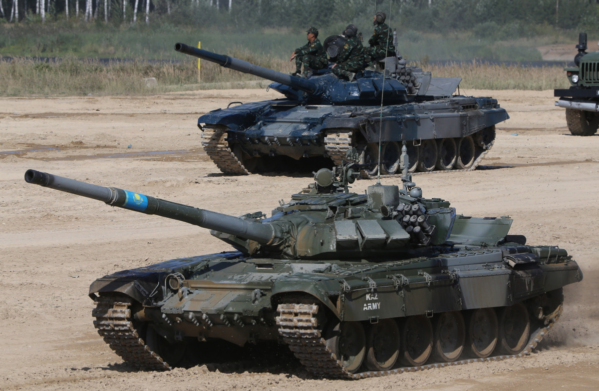 Trong khi đó với trọng lượng tổng cộng tới trên 64 tấn, xe tăng chủ lực M1 Abrams của Mỹ sẽ yêu cầu hệ thống cầu đường hiện đại hơn, khi cứu hộ cũng gặp nhiều khó khăn hơn.