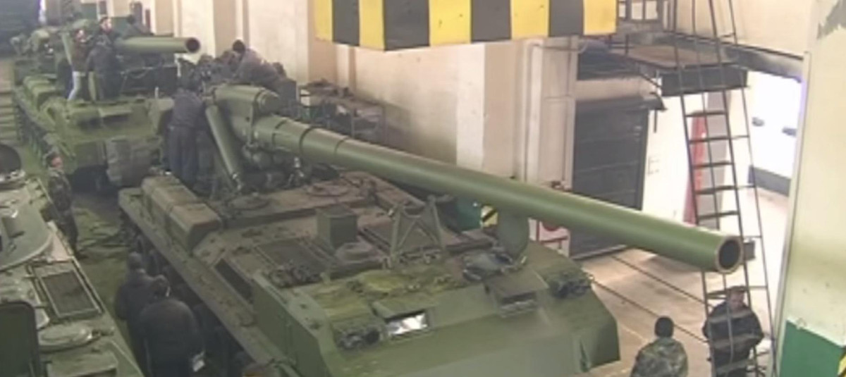 Tình trạng ngược lại đang xảy ra với Moskva, theo số liệu từ trang Military Balance, đến cuối năm 2021, Quân đội Nga chỉ có 60 khẩu 2S7M Malka hiện đại hóa trong biên chế, trong khi 260 khẩu 2S7 Pion nguyên bản khác từ thời Liên Xô đang được cất giữ.