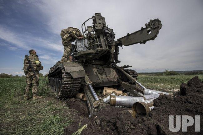 Theo thống kê của trang The Military Balance 2021, Lực lượng vũ trang Ukraine có vài chục hệ thống pháo tự hành 2S7 Pion đang trong tình trạng được cất giữ trong các kho bí mật nằm rải rác trên khắp lãnh thổ.