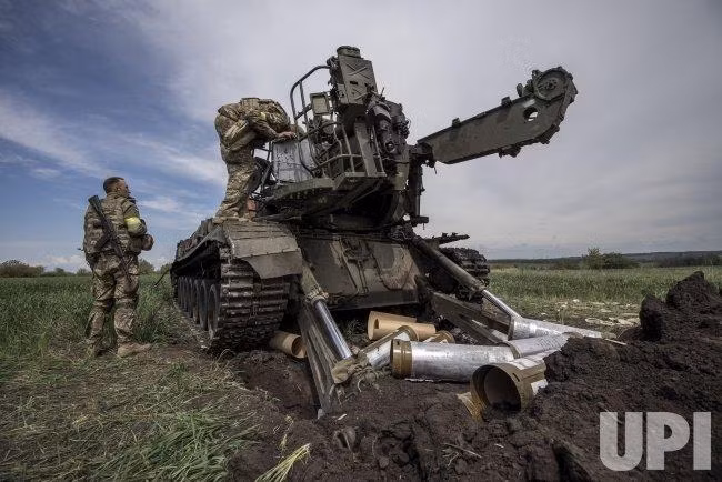 Theo thống kê của trang The Military Balance 2021, Lực lượng vũ trang Ukraine có vài chục hệ thống pháo tự hành 2S7 Pion đang trong tình trạng được cất giữ trong các kho bí mật nằm rải rác trên khắp lãnh thổ.