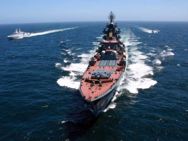 "Thậm chí, có thể chiếc siêu hạm này còn được trang bị tổ hợp phòng thủ tầm cực ngắn tiên tiến, máy bay không người lái và cả vũ khí laser”, chuyên gia người Mỹ dự đoán.