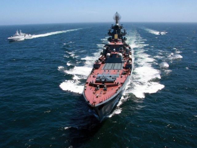 "Thậm chí, có thể chiếc siêu hạm này còn được trang bị tổ hợp phòng thủ tầm cực ngắn tiên tiến, máy bay không người lái và cả vũ khí laser”, chuyên gia người Mỹ dự đoán.