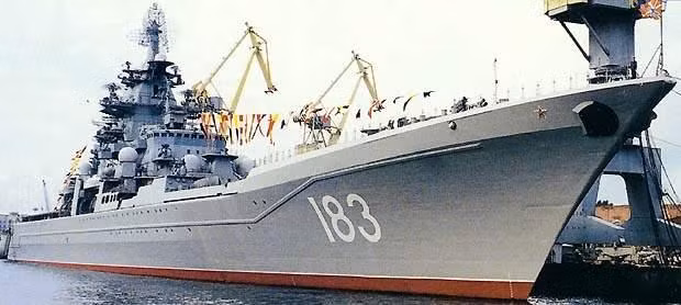 “Với chiều dài hơn 2 sân bóng đá (230 m) và lượng giãn nước 26.000 tấn, tàu Đô đốc Nakhimov là một mối đe dọa lớn, nó có thể chở 3 trực thăng ở phía sau để cảnh báo sớm và tuần tra chống ngầm”, nhà phân tích người Mỹ cho biết.