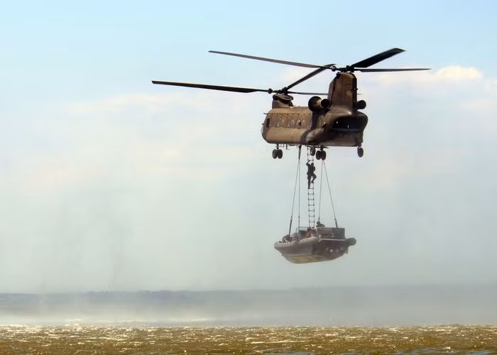 CH-47 có tải trọng chở hàng đến 12,7 tấn cho phép chở 33-55 binh sĩ hoặc 24 cáng cứu thương với tầm bay chiến đấu 370km.