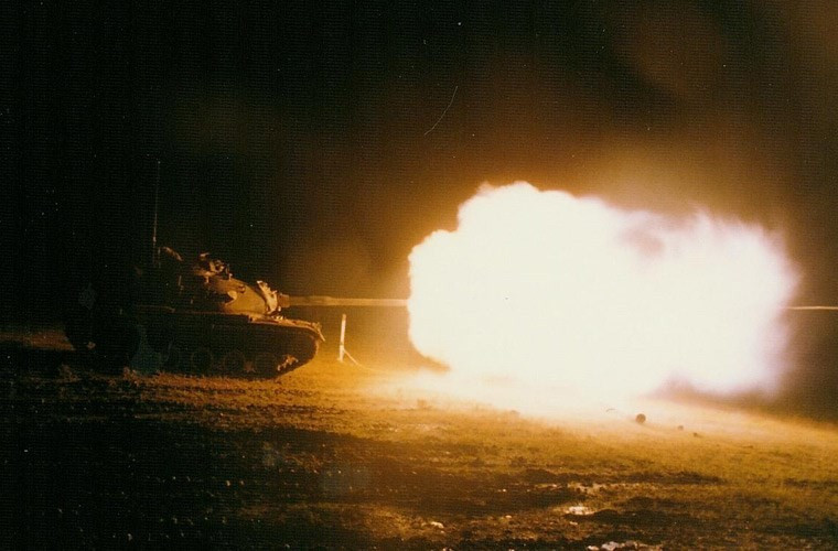 Xe tăng chủ lực M48 Patton thiết kế với cấu hình cao, phù hợp với chiến thuật hull-down (chỉ nhô tháp pháo lên bắn, che hoàn toàn thân), trang bị pháo 90mm đủ khả năng xuyên phá giáp trước xe tăng T-54 và T-62 Liên Xô sản xuất.