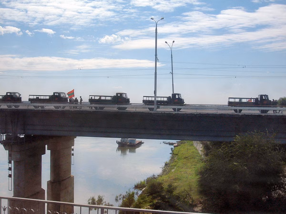 Năm 1992, Nga can dự vào cuộc chiến tranh ở Transnistria, hỗ trợ quốc gia này chống lại Moldova. Cuộc chiến kết thúc chóng vánh với kết quả là sự ra đời của Transnistria với tư cách là một quốc gia độc lập.