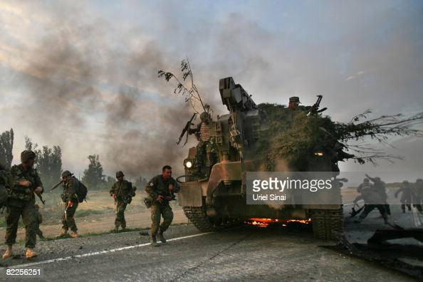 Cùng thời gian, quân đội Nga cũng hỗ trợ cho những người Abkhazia, chống lại chính... Georgia để dành độc lập cho quốc gia này. Có thể nói cuộc xung đột của Nga trong giai đoạn 1991 tới 1993, thể hiện sự tài tình của nhà nước Liên Bang Nga non trẻ, khi ủng hộ cả hai phe đối lập nhau.