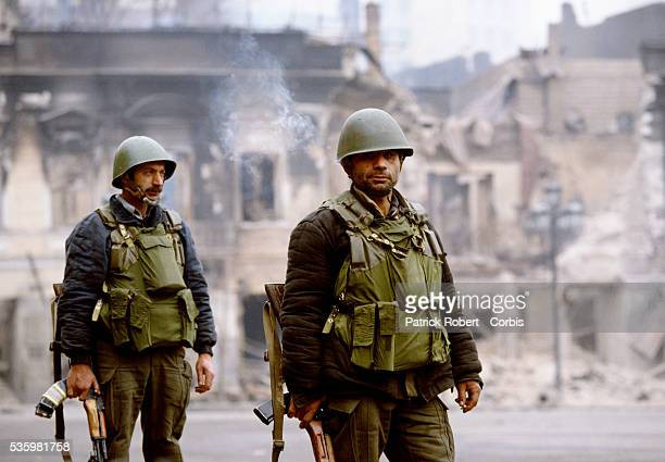 Đầu tiên là cuộc chiến ở Georgian, diễn ra trong giai đoạn từ tháng 12/1991 tới tháng 12/1993. Trong cuộc chiến này, Nga đã đưa quân đội hỗ trợ cho Georgia, dập tan cuộc nổi dậy. Sau cuộc chiến, Nam Ossetia và Abkhazian tuyên bố độc lập.