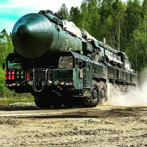 Khi Nga cho ra mắt những phiên bản mới nhất của vũ khí răn đe hạt nhân, như: tên lửa đạn đạo kiên lục địa Sarmat, tổ hợp tên lửa siêu thanh Avangard, Lầu Năm Góc đã công khai thú nhận: Moscow đã vượt Washinton trong lĩnh vực công nghệ quân sự. Hệ thống phòng thủ tên lửa của Mỹ thậm chí không đủ sức để giảm thiểu một phần những thiệt hại tiềm năng nếu như xảy ra chiến tranh thế giới thứ 3.