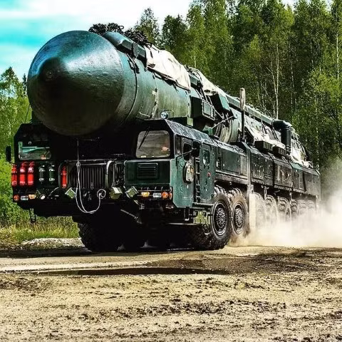 Khi Nga cho ra mắt những phiên bản mới nhất của vũ khí răn đe hạt nhân, như: tên lửa đạn đạo kiên lục địa Sarmat, tổ hợp tên lửa siêu thanh Avangard, Lầu Năm Góc đã công khai thú nhận: Moscow đã vượt Washinton trong lĩnh vực công nghệ quân sự. Hệ thống phòng thủ tên lửa của Mỹ thậm chí không đủ sức để giảm thiểu một phần những thiệt hại tiềm năng nếu như xảy ra chiến tranh thế giới thứ 3.