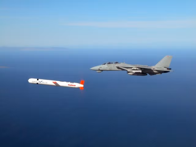 Theo nhận định của giới chuyên gia, hệ thống phòng không hiện đại của Mỹ chỉ có thể đánh chặn được những tên lửa có tốc độ bay chậm, bay theo một quỹ đạo định trước. Việc làm thế nào để bắn hạ những đầu đạn có tính cơ động cao, bay với tốc độ siêu thanh? Hiện nay các chuyên gia thiết kế của Mỹ vẫn còn đang đau đầu suy nghĩ. Nguồn ảnh: Ydex.