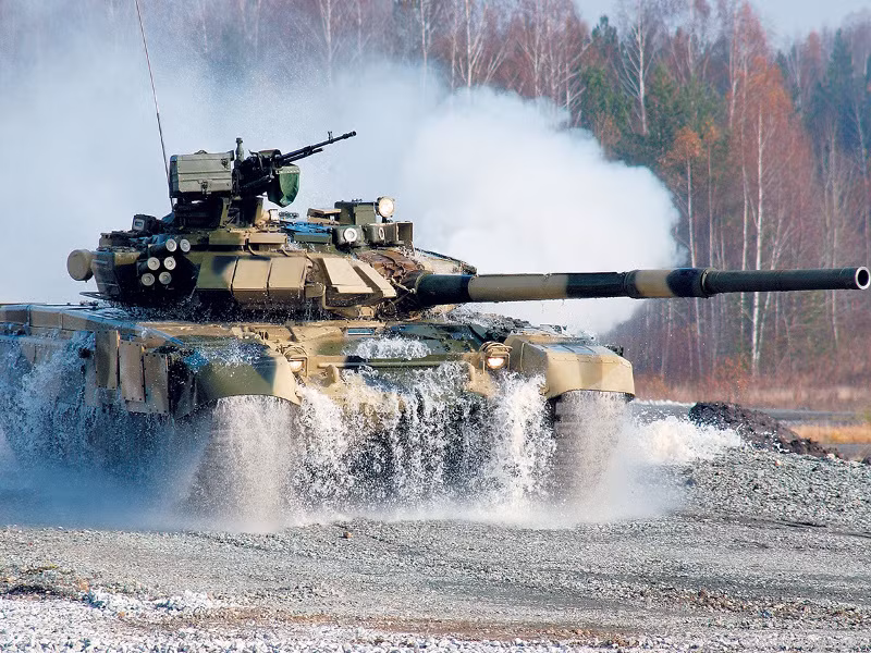 Được biết tới từ lâu như một "bạn hàng" trung thành của thiết giáp Nga, nòng cốt của lực lượng tăng thiết giáp Ấn Độ hiện tại chính là các xe tăng chủ lực T-90 và T-72, do Nga/Xô sản xuất.