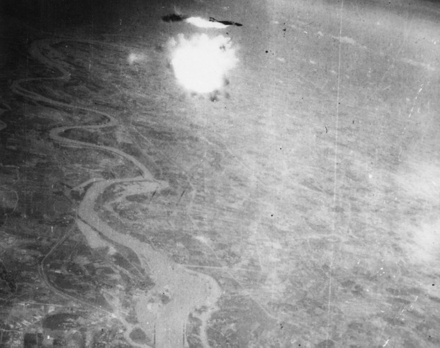 Về phía Mỹ, tổng cộng Không quân Mỹ có 3374 máy bay bị hạ trong chiến đấu. Trong đó có tới 31% bị bắn hạ bởi tên lửa S-75 Dvina tổng cộng 1046 máy bay - tương đương với khoảng 6 tên lửa của ta hạ 1 máy bay Mỹ - tỷ lệ cực cao.