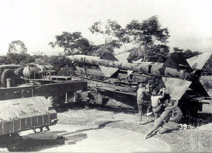 Ở độ cao này, tên lửa S-75 Dvina sẽ khó có thể tiêu diệt được mục tiêu do đối phương bay quá thấp. Tuy nhiên ở độ cao dưới 3 km, pháo phòng không nhắm bắn bằng mắt thường hoàn toàn có đủ khả năng "vít cổ" mọi loại tiêm kích hoặc máy bay ném bom.