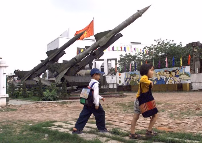 Theo các thông tin sau này được Liên Xô giải mật, tổng cộng Liên Xô đã chuyển giao 95 tổ hợp tên lửa S-75 Dvina cho Việt Nam kèm theo đó là 7658 quả đạn tên lửa.