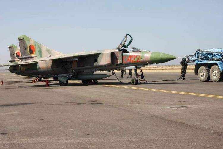 Máy bay chiến đấu thế hệ thứ ba MiG-23 của Angola do các phi công Cuba lái, vượt trội hơn hẳn so với máy bay phản lực Mirage F1 của Nam Phi trong một số cuộc giao tranh trên không và sự hiện diện của những chiếc MiG nhanh chóng áp đảo các máy bay ném bom của Nam Phi.
