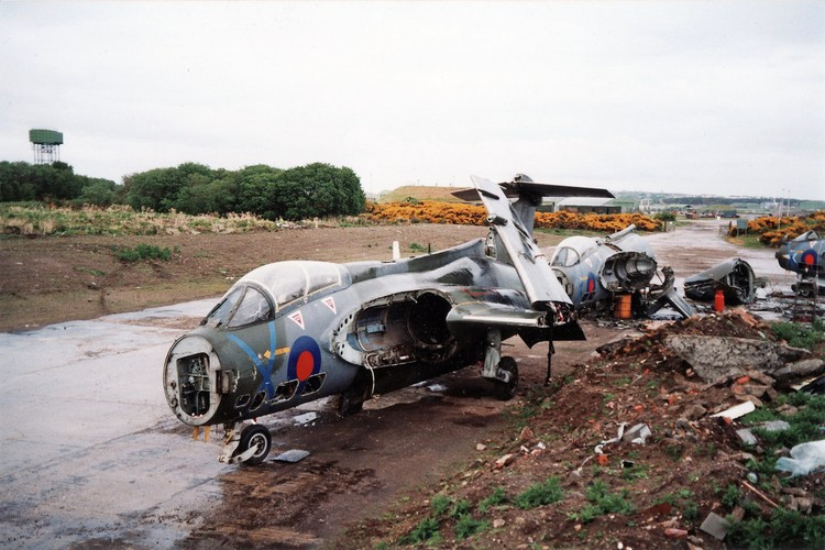 Các máy bay ném bom này được biên chế trong Phi đội 24 và đã bị cho nghỉ hưu hai năm sau khi chương trình hạt nhân bị đình chỉ vào tháng 3/1991. Mặc dù khả năng tác chiến rất hiệu quả nhưng các máy bay ném bom Hawker Siddeley Buccaneer thường xuyên gặp tai nạn với 13 vụ, khiến 10 phi hành đoàn Nam Phi thiệt mạng.