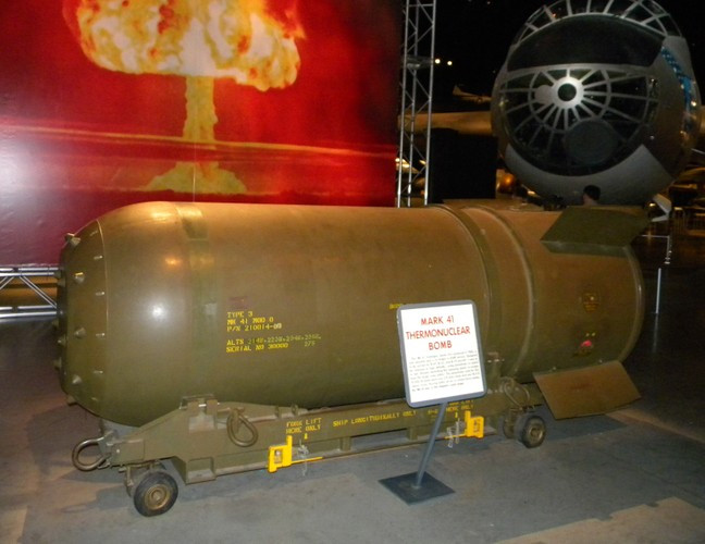 Đầu đạn hạt nhân đầu tiên của Nam Phi được đưa vào trang bị vào năm 1982 với trọng lượng 6 kiloton, rõ ràng nó được thiết kế cho các mục đích chiến thuật hơn là chiến lược, cụ thể là để sử dụng chống lại các lực lượng quân địch tập trung hoặc lực lượng mặt đất của đối phương.