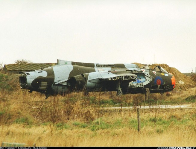 Vì chương trình hạt nhân đã bị chấm dứt dưới thời chính quyền của Tổng thống FW de Klerk vào năm 1989, vào thời điểm đất nước đang đối mặt với sự cô lập quốc tế và áp lực kinh tế ngày càng tăng. Tiếp theo là việc nước này gia nhập hiệp ước không phổ biến vũ khí hạt nhân vào năm 1991, khiến những chiếc máy bay ném bom Buccaneer phải nghỉ hưu.