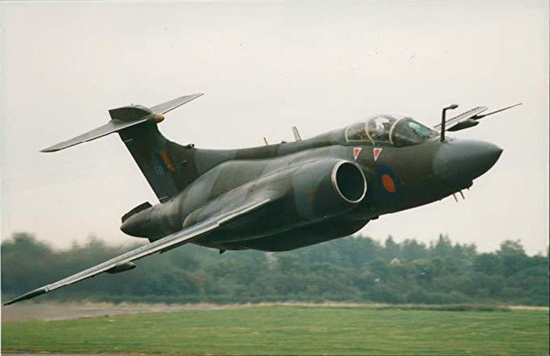 Tuy nhiên khả năng tác chiến của những chiếc máy bay Buccaneer cho vai trò vận chuyển hạt nhân đã bị đe dọa nghiêm trọng trong những năm 1980, khi đối thủ quân sự hàng đầu của Nam Phi là Angola ngày càng chứng tỏ khả năng giành ưu thế trên không, trong trường hợp xảy ra chiến tranh quy mô lớn.