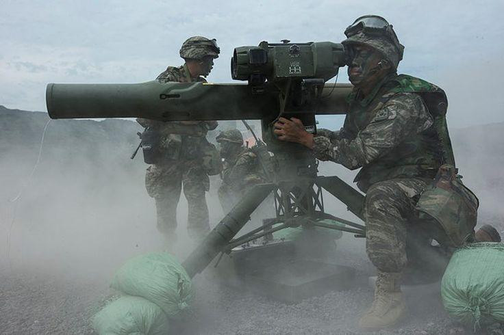 Đáng chú ý là ngay khi cung cấp xe thiết giáp Humvee, Mỹ đã đề nghị chuyển giao cho lực lượng vũ trang Ukraine các tên lửa TOW đi kèm, tuy nhiên khi đó Kyiv chỉ yêu cầu loại Javelin tiên tiến hơn.