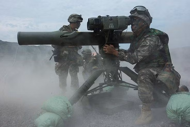 Đáng chú ý là ngay khi cung cấp xe thiết giáp Humvee, Mỹ đã đề nghị chuyển giao cho lực lượng vũ trang Ukraine các tên lửa TOW đi kèm, tuy nhiên khi đó Kyiv chỉ yêu cầu loại Javelin tiên tiến hơn.