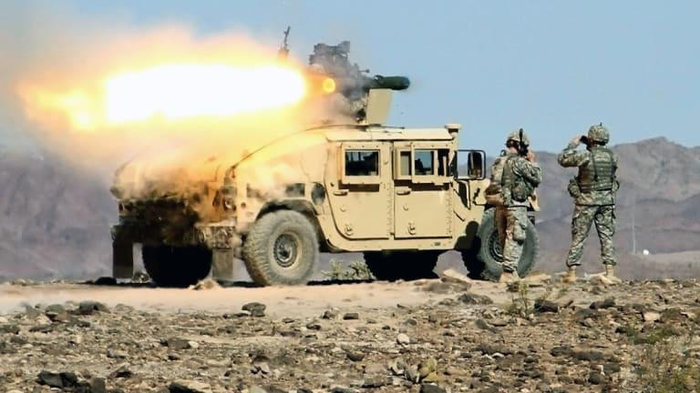 Ngoài ra còn có phiên bản BGM-71E TOW 2A được tối ưu hóa khả năng chống giáp phản ứng nổ nhờ đầu đạn tandem (đầu đạn nối tiếp với 2 lượng nổ).