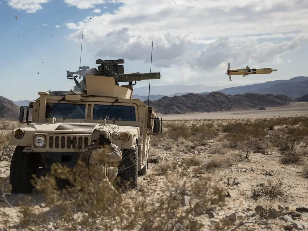 Các phiên bản đáng chú ý nhất của TOW là BGM-71C ITOW mang lượng nổ lõm tạo hình có sức xuyên 630 mm giáp đồng nhất (so với 430 mm của BGM-71A).