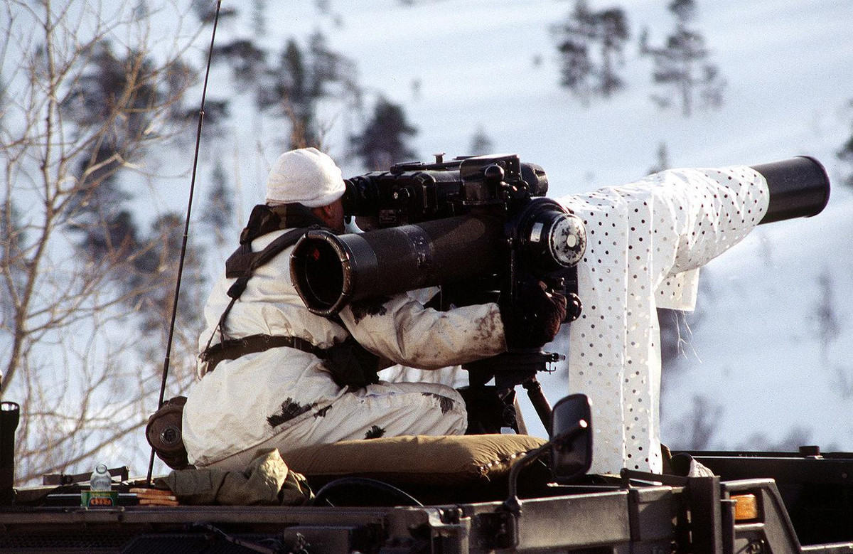 Các biến thể tên lửa TOW có chiều dài 1,16 - 1,51 m; đường kính 0,152 m; sải cánh 0,46 m; trọng lượng phóng 18,9 - 22,6 kg; đầu đạn 3,9 - 6,14 kg; sức xuyên 430 - 900 mm giáp đồng nhất; tầm bắn 65 - 3.750 m (4.200 m với BGM-71F); tốc độ 278 m/s.