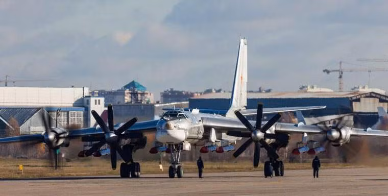 Trong khi Kh-102 được trang bị đầu đạn hạt nhân có đương lượng nổ lên tới 250 kT.