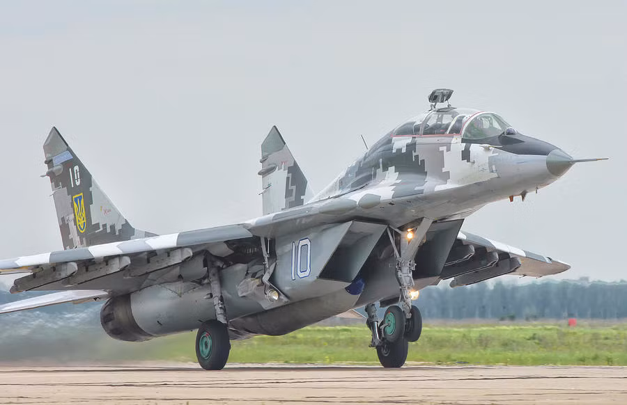 Vậy nên, thay vì tìm kiếm sự viện trợ các chiến đấu cơ theo chuẩn NATO, Ukraine có thể đi theo hướng phát huy chính những thế mạnh sẵn có của mình, bằng việc khai thác tốt chiến đấu cơ MiG-29 với vũ khí NATO, và tăng cường năng lực phòng không.