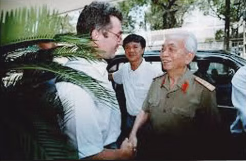 Kết thúc hai cuộc chiến tranh, khi nhìn nhận lại về cuộc chiến chống Pháp và đối thủ của mình là tướng Navarre, tướng Giáp đã nói với nhà báo, đạo diễn người Pháp Daniel Roussel: "Navarre là một tướng có tài, thua trận không phải là lỗi của ông ta, mà là lỗi của những người bắt đầu cuộc chiến".