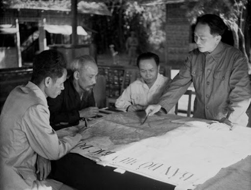 Cuối năm 1946, khi cuộc kháng chiến với thực dân Pháp là không thể tránh khỏi, Chủ tịch Hồ Chí Minh đã hỏi Võ Nguyên Giáp, tân Bộ trưởng Quốc phòng, người cũng được Chủ tịch nước ủy quyền làm Tổng chỉ huy Quân đội Nhân dân và Dân quân tự vệ: "Nếu địch mở rộng chiến tranh trên miền Bắc, Hà Nội có thể giữ được bao lâu?". Bộ trưởng Võ Nguyên Giáp đã tự tin trả lời: "Có thể giữ được một tháng!".