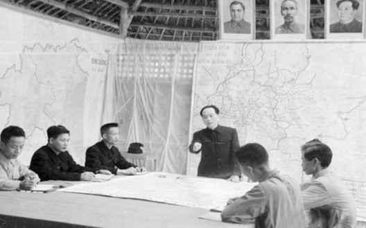 Sau nhiều đêm thức trắng trăn trở, tại cuộc trao đổi với trưởng đoàn cố vấn quân sự Trung Quốc Vi Quốc Thanh sáng 26/1/1954, đúng ngày dự kiến mở màn chiến dịch, Tướng Giáp đã nói: "Ý định của tôi là ra lệnh hoãn cuộc tiến công ngay chiều hôm nay, thu quân về vị trí tập kết, chuẩn bị lại theo phương châm đánh chắc, tiến chắc".