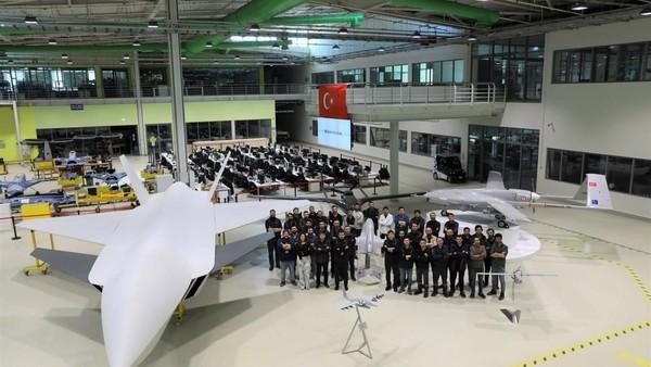 Vào đầu năm, công ty Bayraktar đã công bố sự tồn tại UAV Kızılelma bằng cách giới thiệu nguyên mẫu. Vài tháng sau, họ "trình làng" chiếc thứ hai. Nếu các cuộc thử nghiệm thành công trong những tháng tới, dự kiến sẽ bắt đầu sản xuất hàng loạt vào giữa năm 2023.