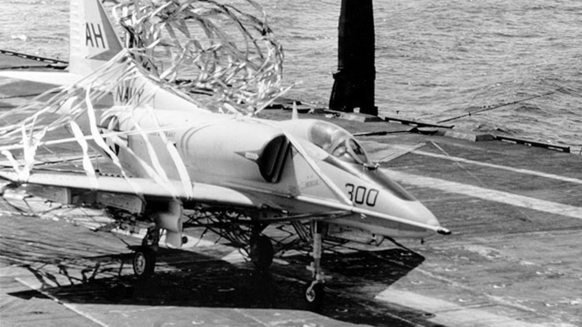 Chiếc A-4 Skyhawk đầu tiên bị bắn hạ trên chiến trường Việt Nam từ tháng 8/1964, phi công nhảy dù thành công nhưng bị quân giải phóng bắt và áp tải ra Bắc - đây cũng chính là tù binh chiến tranh Mỹ ngồi tù lâu bậc nhất cuộc chiến này.