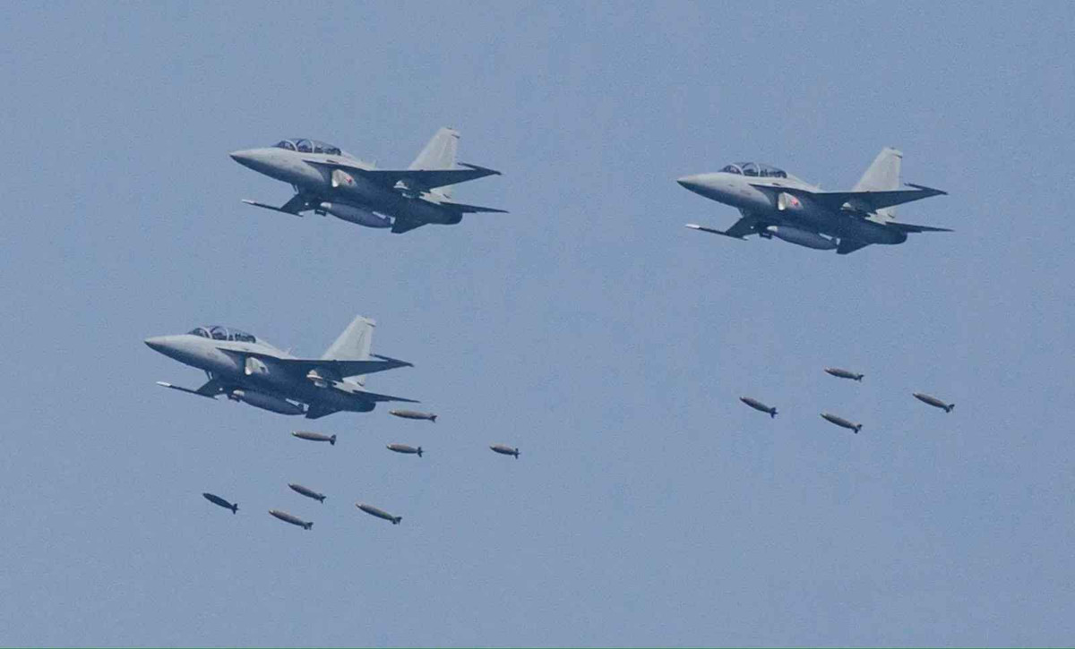 Các yêu cầu về mặt kỹ thuật cho máy bay FA-50 cũng ít khắt khe hơn so với tiêm kích Mỹ. Điều này sẽ giúp Ba Lan giảm chi phí khi chuyển đổi cơ sở vật chất từ chuẩn Liên Xô sang chuẩn phương Tây.